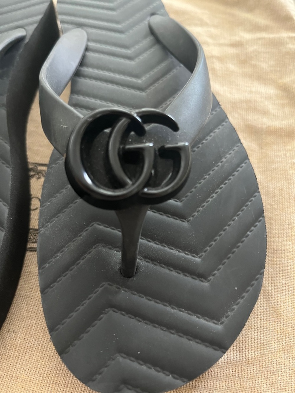 Gucci Black Pascar Chevron Logo Rubber Flip Flops size 8 - Picture 9 of 10